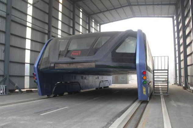 悲報 中国の 車の上を走る巨大バス がお蔵入りになるかも Creative Trend
