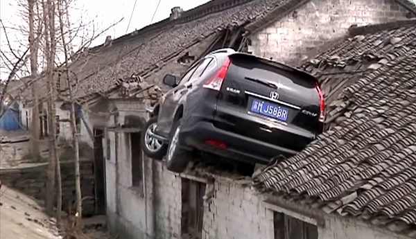 中国にて ホンダ Cr V がクラッシュ ドリフトして見事に自宅の屋根に突っ込む 動画有 Creative Trend