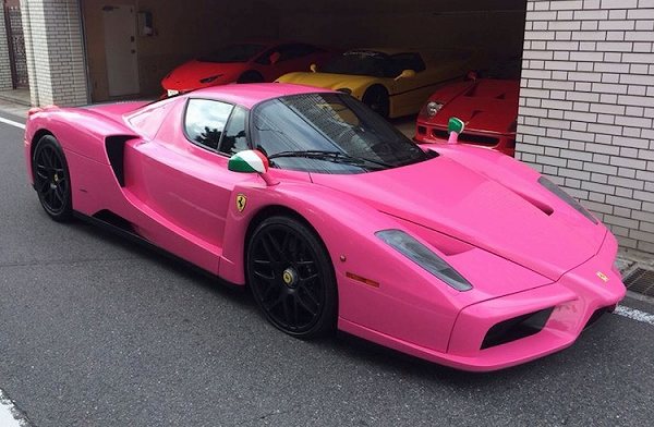 日本も派手な車はあるのさ ピンクのボディカラー サイドミラーがイタリアントリコロールの エンツォ フェラーリ Creative Trend