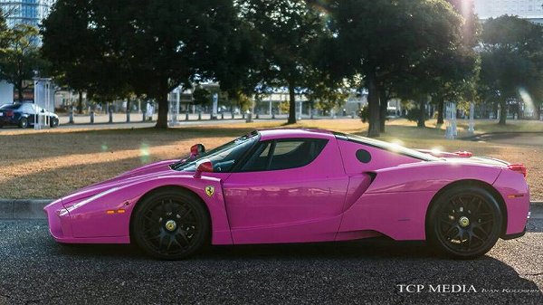日本も派手な車はあるのさ ピンクのボディカラー サイドミラーがイタリアントリコロールの エンツォ フェラーリ Creative Trend
