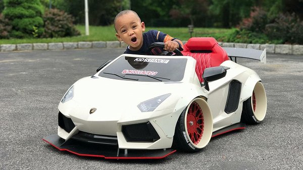 夢が広がる。KidStanceが子供でも運転可能なLB風仕様のスーパーカーを