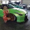 ギャップ凄すぎ。ドイツの人気セクシー女優が750馬力超え＆ド派手カスタムの日産「GT-