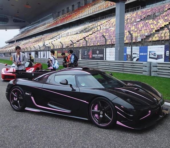 ラ フェラーリ が普通に 薄ピンクのケーニグセグ One 1 が中国にて登場 Creative Trend