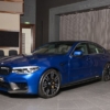 スポーティ・ブルーとMパフォーマンスパーツの組合せは無敵。BMWアブダビが「M5」をカ