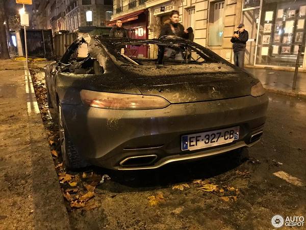 車は何も悪くない フランスの燃料税引上げデモにて メルセデスベンツamg Gt S が放火の餌食に パリでは378人が拘束 Creative Trend
