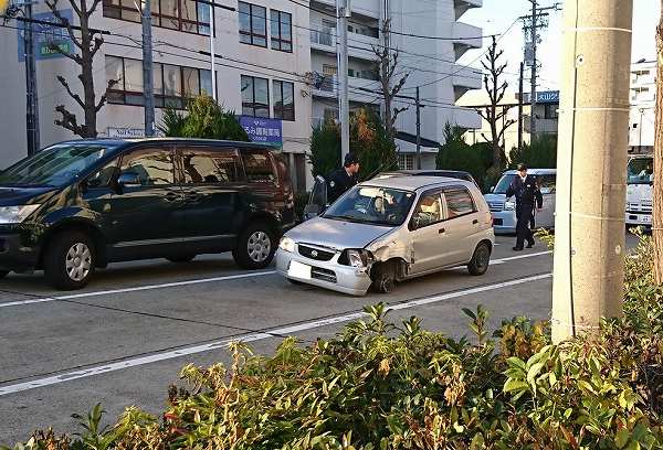 何これ怖い 愛知県にて前輪無しの完全なる事故車を走行し続ける高齢ドライバが登場 警察に止められる始末 動画有 Creative Trend