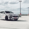 ランボルギーニ「ウルス(Urus)」のアートカーが登場。ホワイトラッピングの上から描か