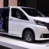 トヨタ新型・高級ミニバン「マジェスティ」の実車レビュー続々！想像以上の高級感と威