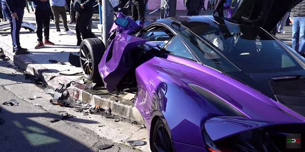 人生終わった アメリカのスーパーカーイベント中に韓国 起亜がマクラーレン 7s と接触 7s は電柱に衝突して大破する事故が発生 動画有 Creative Trend