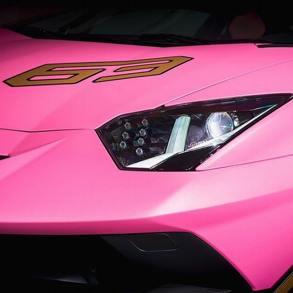 世界限定63台のみ あのマットピンクの名称は Rosa Baby 日本人オーナーに納車されたランボルギーニ アヴェンタドールsvj63 の細部も見ていこう 何とオーナーのあだ名も付いてるぞ Creative Trend