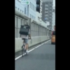ウーバーイーツ(Ubereats)の配達員が自転車で首都高速道路を走行。こうしたモラルの低