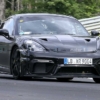 レーシーで過激な外観を持つポルシェ718ケイマンGT4 RSの開発車両がニュルに登場。ア