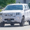 マイナーチェンジ版・日産・新型フロンティアの開発車両が目撃に。インテリアもスパイ