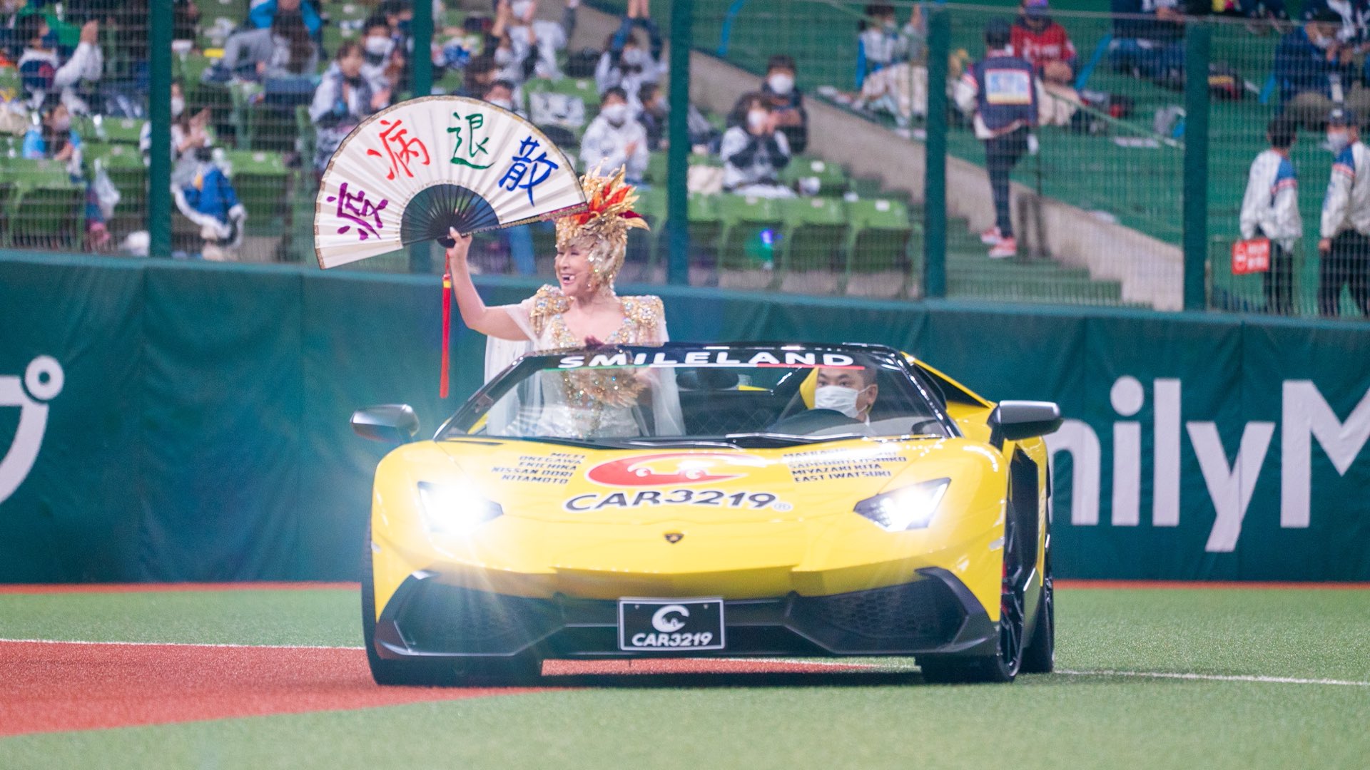 小林幸子さんがプロ野球の始球式でランボルギーニ アヴェンタドール アニヴェルサリオに乗って登場 グローブには4 000個のスワロフスキー付き 動画有 Creative Trend