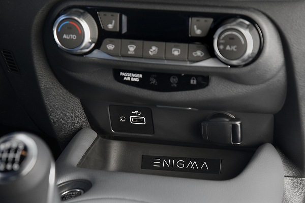 フルモデルチェンジ版 日産の新型ジュークに特別仕様車 エニグマ Enigma が登場 カーボン風 ブラックのアクセント付き 更に日産初のamazon Alexaも採用 ページ 2 Creative Trend