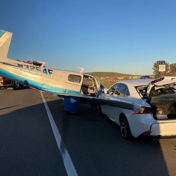 これは恐ろしい 高速道路に緊急着陸した小型飛行機にレクサスisが衝突する大事故が発生 まるで映画の撮影のようだ と話題に 動画有 Creative Trend
