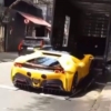ブラジルにて納車直前のフェラーリSF90ストラダーレを積車から降ろそうとするもトラブ