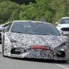 ランボルギーニ・アヴェンタドールの後継モデルらしきテストカーが間近でスパイショッ
