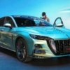 中国の最高級車・紅旗(ホンチー)新型H6が世界初公開！トヨタ新型クラウンセダンに対抗