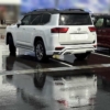 良くも悪くも目立ってしまうトヨタ現行ランドクルーザー300が駐車場で番長停め。私の