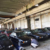 一体なぜ？ブルガリアの古い倉庫にて、BMW「5シリーズ(E34)」が11台も発見される。