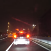 首都高速道路にて、右側車線を走行し続けたメルセデスベンツのドライバーが「フィット