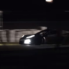 シボレー「コルベットC8.R」の開発車両が夜のサーキットにてテスト走行。ライトやマフ