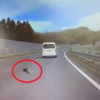 これは酷い…群馬県にてトヨタ「ハイエース」が空き缶を放り投げたことで後続車が危う