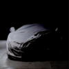 これは一体…ブガッティが突如として謎の新型車両のティーザー画像を公開。そのシルエ