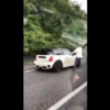 これは酷い…高速道路にてトヨタ・セルシオに乗っていた男がMINIを無理やり停車させて
