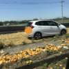 これは酷い…栃木県にてトラックの事故で道路がオレンジだらけに。けが人は居ないもの