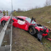 これだけの大事故でドライバーは無傷！フェラーリ488ピスタが直線の高速道路でスリッ