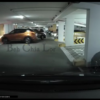 シンガポールにて、トヨタ・プリウスがバック駐車中に日産の新型キックスがすかさず前