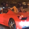 スペインの公道にて、フェラーリ「458スパイダー」を裸で運転する男性と裸で踊るクレ