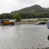 これは酷い…高知県にて10代のカップルがスズキ・ジムニーのレンタカーで川を渡ろうと