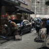 スターバックスコーヒー四ツ橋店にメルセデスベンツとトヨタ「ノア」の2台が突っ込む