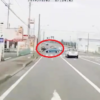 群馬県にて、青信号で通過中のスズキ・ジムニーに青のイグニスが右折で突っ込む事故の